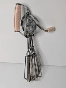 Vintage Maynard 1950s Pink Handle Speed Hand Egg Beater Mixer Kitchen - Picture 1 of 11