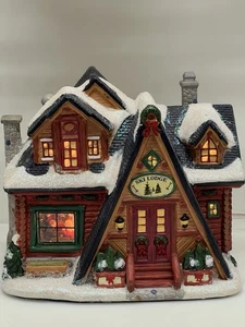 St Nicholas Square Village Ski Lodge beleuchtet & handbemalt nicht mehr produziert 2018 - Bild 1 von 24