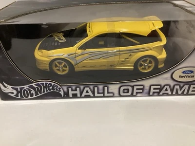 Ford Focus 1/18 Salón de la Fama Hot Wheels negro y amarillo Foto 1 de 2