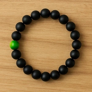 Bracelet perlé noir & vert — L’élégance discrète, la singularité affirmée - Foto 1 di 3