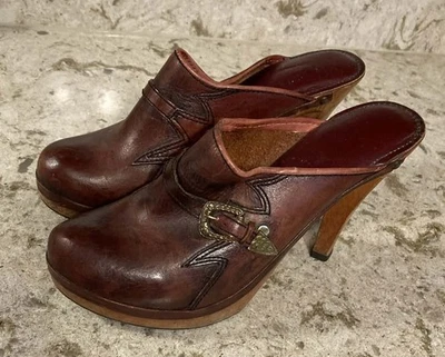 Zuecos de cuero vintage de los años 70 tacones altos zapatos de plataforma de madera talla 8 hippie Foto 1 de 4