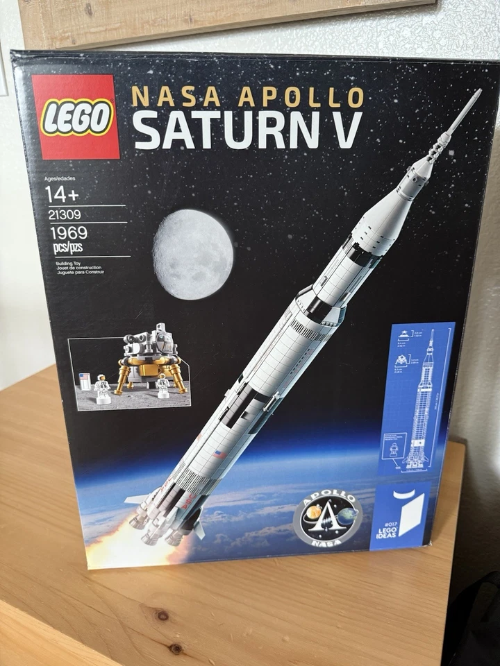 LEGO Ideas: NASA Apollo Saturn v (21309) - Image 1 of 2