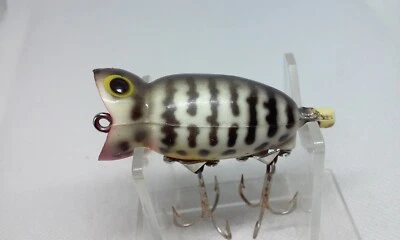 Señuelo de pesca vintage Fred Arbogast HULA POPPER Coachdog 2" Topwater/superficie Foto 1 de 4