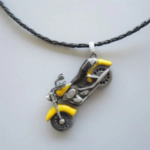 Collar colgante de cuero giratorio vintage esmaltado amarillo para motocicleta - Imagen 1 de 4
