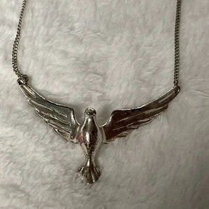 2008 Fossil geflügelter Vogel Taube Flug goldfarben Halsreif Statement Halskette ohne Verschluss - Bild 1 von 6