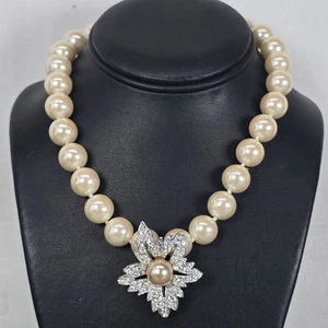 Kenneth Jay Lane Faux Perlenkette silberfarben Strass Blumen Anhänger & Tasche - Bild 1 von 11