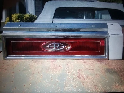 1984 1985 BUICK RIVIERA LEFT SIDE TAIL LIGHT ASSEMBLY WITH LICENSE PLATE LIGHT! - Image 1 of 4