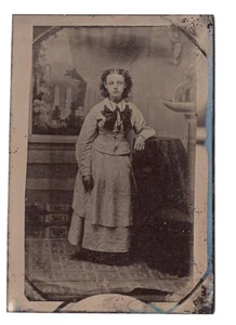 Collar rizos vista completa niña adolescente década de 1870 telón de fondo pintado 1/6 placa tipo tinte - Imagen 1 de 4