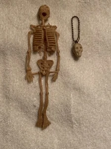 SKELETT FIGUR / WACKELN ca. 7 1/2 Zoll groß & Totenkopf Schlüsselanhänger schöne Form! - Bild 1 von 12