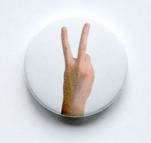 Zwei Finger Sieg Knopf Abzeichen - Bild 1 von 1
