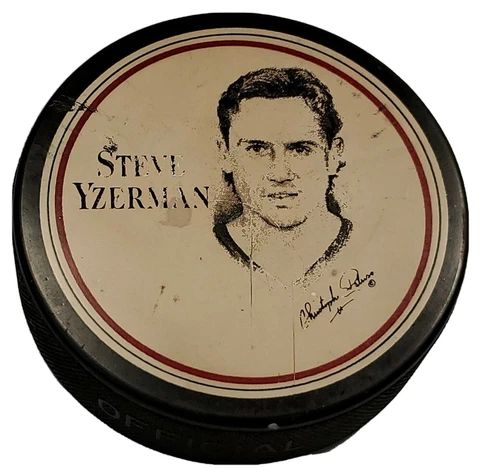 STEVE YZERMAN #19 DETROIT RED WINGS BK NHLPA NHL VEGUM PUCK MADE IN  🇸🇰 Cover