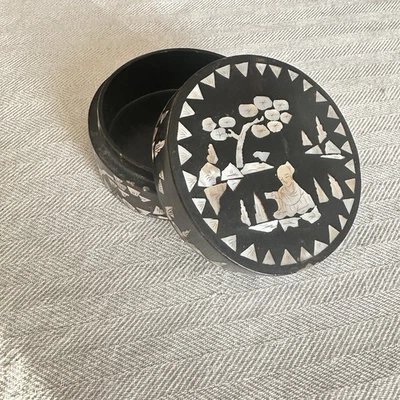 Винтажная китайская лакированная инкрустированная перламутровая шкатулка поздняя - Изображение 1 из 4