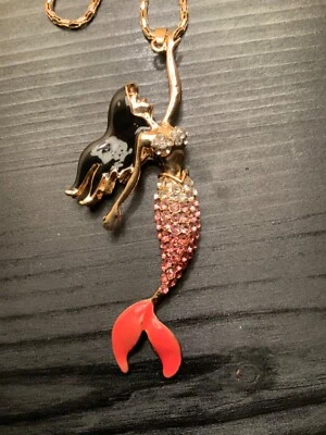 Collar de sirena Betsey Johnson púrpura con cola rosa  Foto 1 de 4