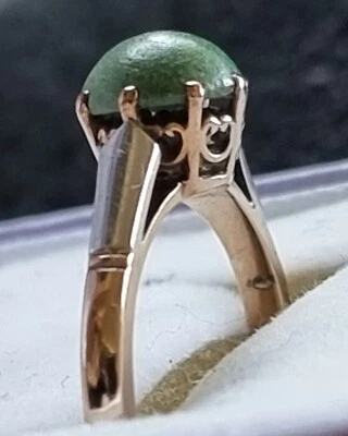 Antiguo anillo cobujón de jade natural de oro y paladio de 9 quilates con sello Foto 1 de 4