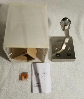 Lámpara de pared montada en la pared con cable duro con puerto de carga USB e interruptor de encendido/apagado. Foto 1 de 4