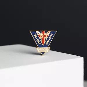 VE Day 80th Anniversary Pin Badge (1945–2025) - Picture 1 of 3