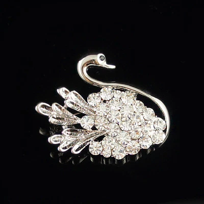 Broche cisne brilhante banhado a ouro branco 14k com cristais - Imagem 1 de 3