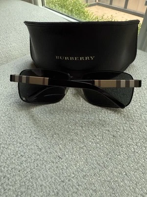 Gafas de sol negras Burberry House Check BE3081 1001/87 Foto 1 de 4