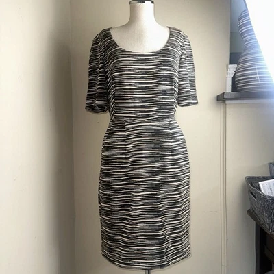 Vestido Vaina Trina Turk Negro Tostado Rayas Manga Corta Forrado Talla 6 Usado en Excelente Condición Foto 1 de 4