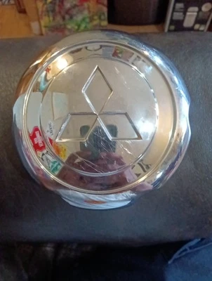 Tapa central cromada One (1) 2002-2004 16" Mitsubishi Montero 085618-BM 65780 Foto 1 de 4