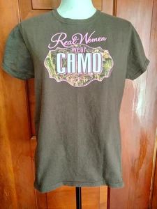 T-shirt manica corta marrone "Real Women Wear Camo" Gildan Medium SPEDIZIONE GRATUITA - Foto 1 di 5