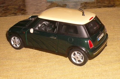 Mini Cooper. Hardtop, Green/ White - 1/24 Scale. Maisto. Diecast Model. - Image 1 of 4