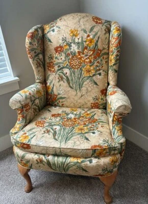 Silla Chippendale tapizada floral North Hickory Furniture con respaldo alado Foto 1 de 4