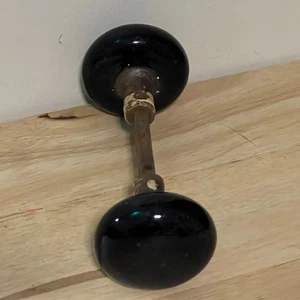 Antiguo juego de pomos de puerta de porcelana negra restauración herrajes para puertas de salvamento recuperados - Imagen 1 de 8
