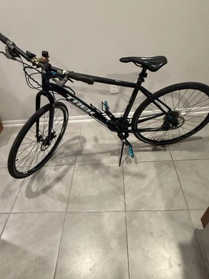 Bicicleta híbrida deportiva doble Trek 8.3 DS - Cuadro de 21" - Frenos de disco, mejoras, luces Foto 1 de 4