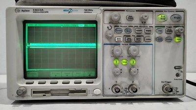 Osciloscopio de señal mixta Agilent 54622A de dos canales 100 MHz 200 MSa/s funcionando Foto 1 de 4