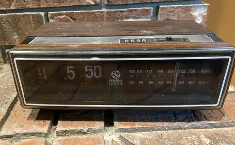 Vintage 1984 General Electric Flip Clock Radio Alarm Clock 7-4305F Needs Fixed Cover