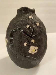 Marca de cerámica negra texturizada a mano con flores de cerezo de influencia asiática - Imagen 1 de 12