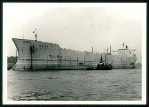 Foto AK - Molda Frachtschiff Öltanker - Howaldtswerke - mit Schlepperhilfe Hafen - Bild 1 von 2