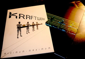 Kraftwerk „Minimum Maximum“ zwei DVDs, neuwertig, im Pappschuber, PCM Sourround - Bild 1 von 6