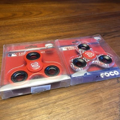 (2) Washington Nationals MLB Diztracto Fidget Spinner 3 Vías Nuevo Caja Abierta Foto 1 de 4