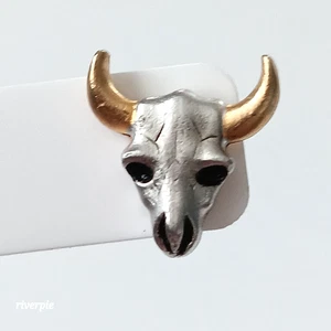 Prendedor de palo de calavera de toro o vaca de tipo o pasador de solapa o sombrero. Diseño de pin inusual - Imagen 1 de 6