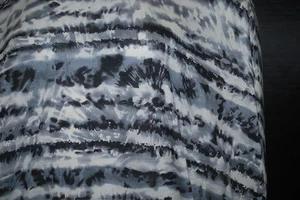Tela de jersey modal 100 % tejida con estampado de tinte negro crema gris 6 oz - Imagen 1 de 10