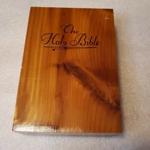 Caja de almacenamiento de madera de cedro Santa Biblia con bisagras hecha en unión - Imagen 1 de 9