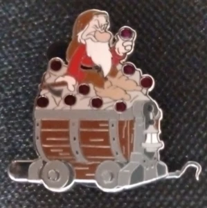 Prendedor misterioso Disney GRUMPY Blancanieves y los 7 enanitos coche mina~2014~# 99937~¡USADO EN EXCELENTE ESTADO! - Imagen 1 de 2