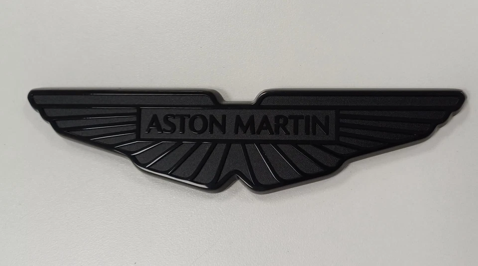 ASTON MARTIN Neu Flügel Kofferraum Emblem Schwarz Chrom 140mm - Bild 1 von 1