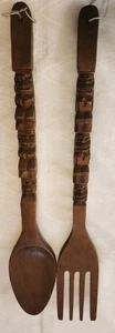 Forchetta e cucchiaio in legno intagliato vintage 29" decorazione tiki bar MCM wall art Filippine  - Foto 1 di 7