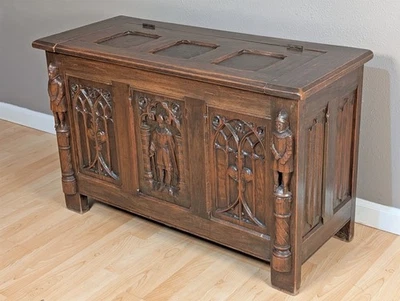 Antiguo baúl de juguete o manta renacimiento gótico francés en madera de roble Foto 1 de 4