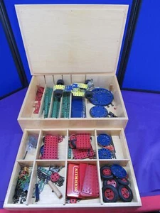 Lotto Ricambi Auto Costruttori Meccano Carrozzeria Ruote con Custodia in Legno - Foto 1 di 9