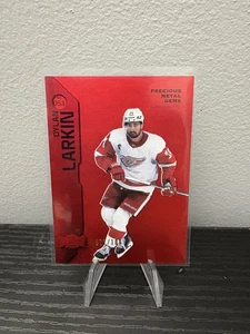 2023-24 Skybox Metal Universe Dylan Larkin Rojo Gemas de metales preciosos/100 - Imagen 1 de 2