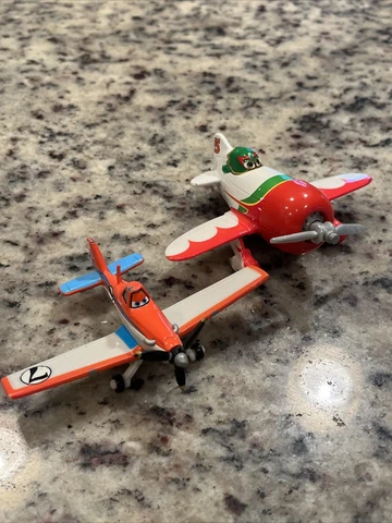 AUTHENTIC Disney Pixar Planes Dusty Crophopper #7 & El Chupacabra Diecast Cover