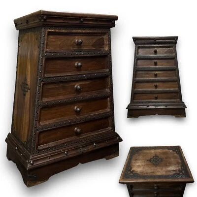 Cajonera antigua piramidal decorativa con cabeza de clavo - renacimiento gótico Foto 1 de 4