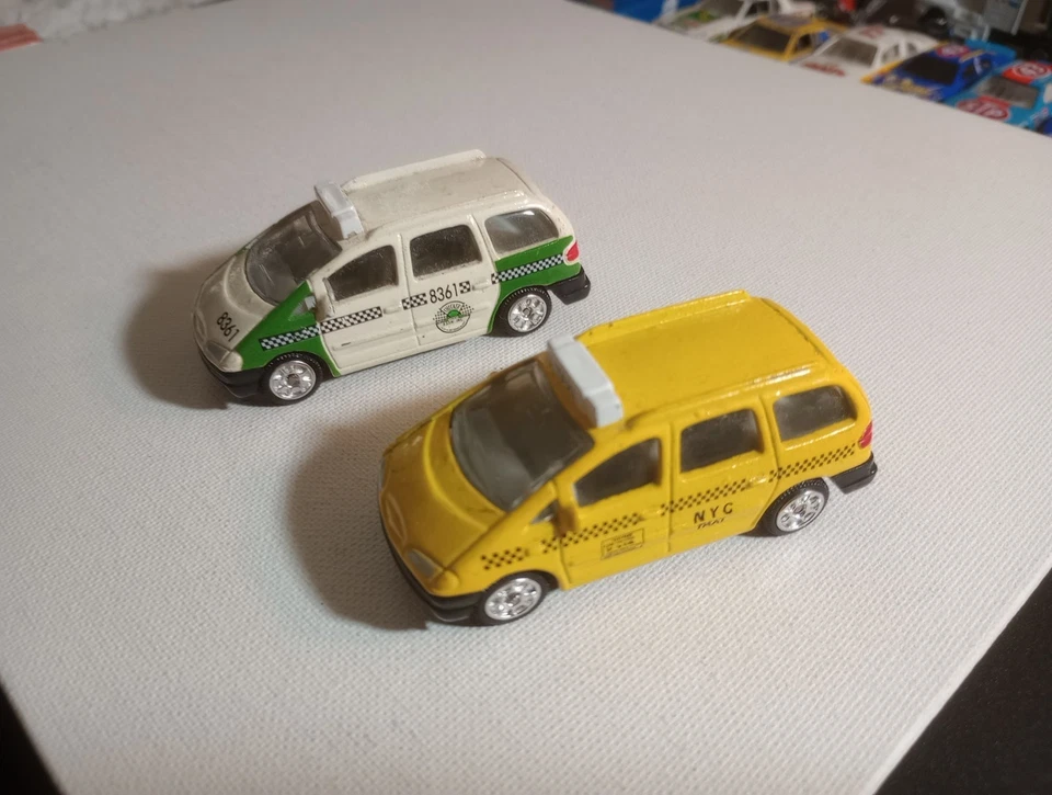 1996 Golden Wheels lot Of 2 Ford Galaxy Van Yellow NYC Taxi, Green Checker Taxi - Image 1 of 4