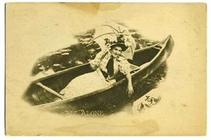 RPPC Circa 1907 "Todos solos" encantadora dama soltera esperando en un barco T.P. & Co N.Y.  - Imagen 1 de 2