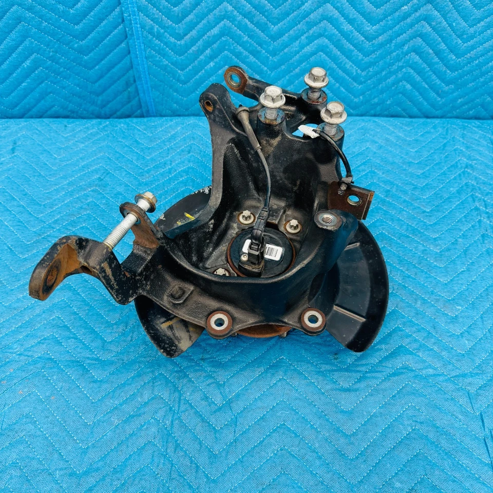 Buje de nudillo de dirección trasera derecha Ford Focus 2015-2018 2,0 L OEM BV61CNC Foto 1 de 4