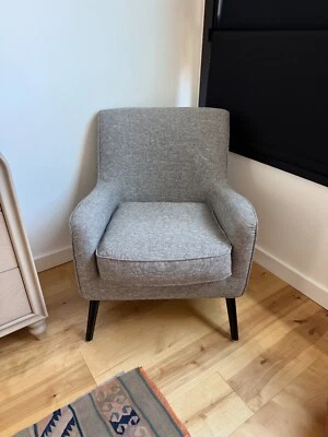 Silla moderna gris Book Nook Mid Century de West Elm Foto 1 de 2